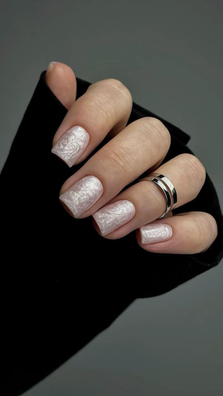 перламутровый маникюр 2025